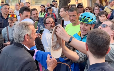 De la Cruz no ha parat de fer-se fotografies amb els aficionats sabadellencs | Astana